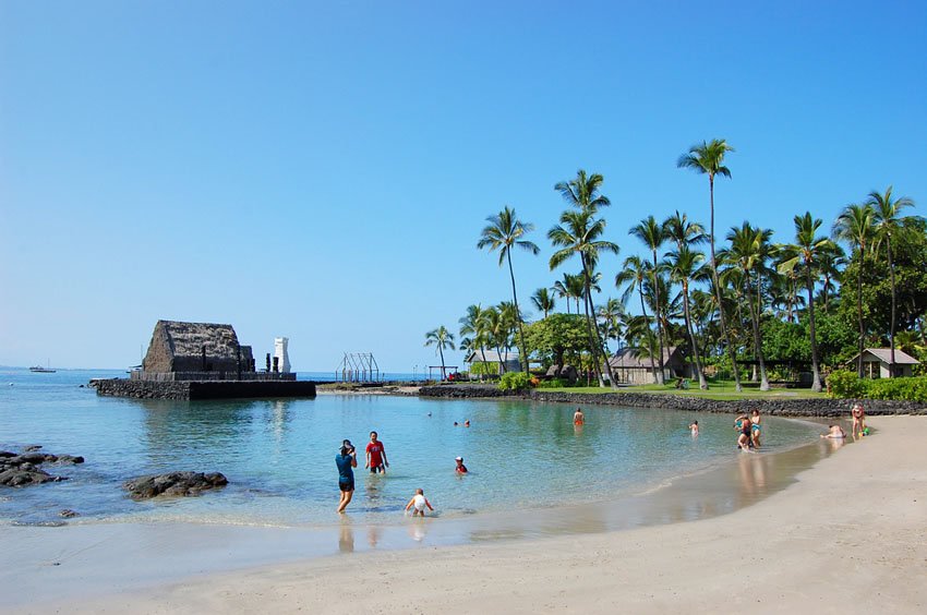 Kamakahonu Beach