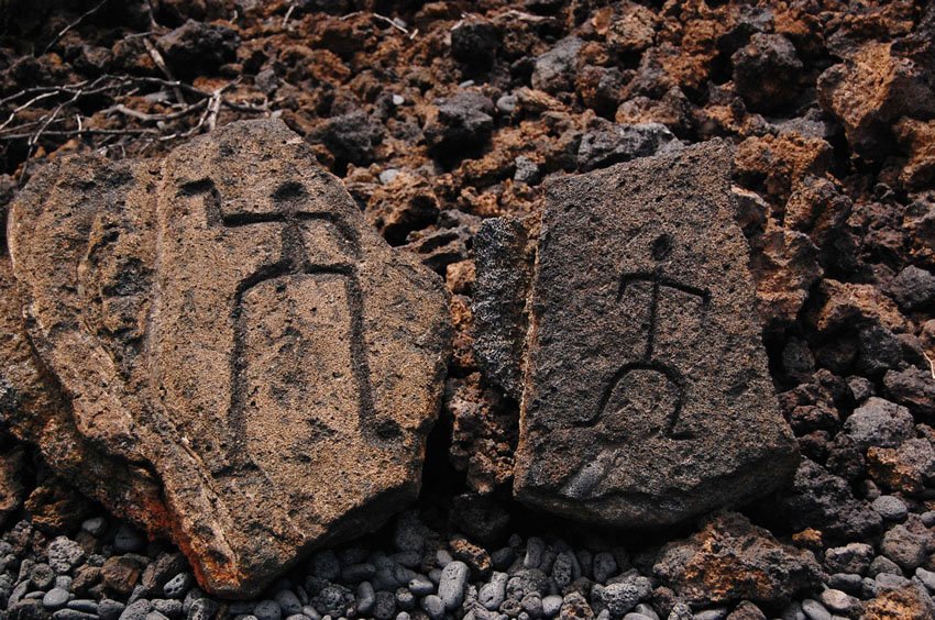 Hawaiian rock carving in Puako