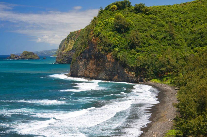 Pololu Valley Beach