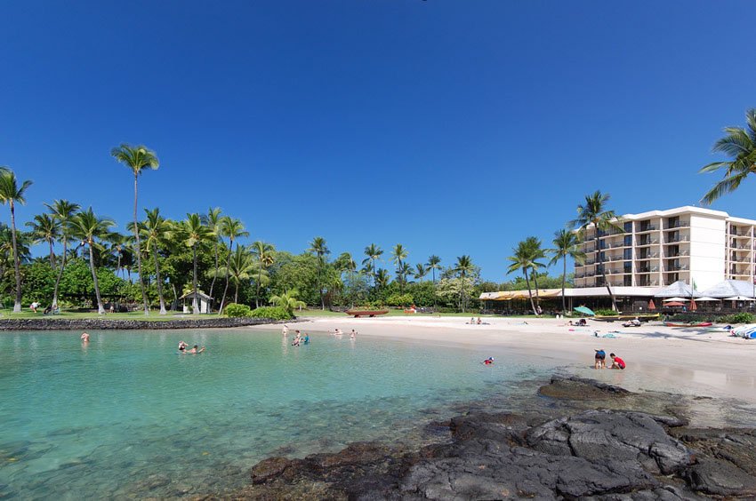 Kamakahonu Beach