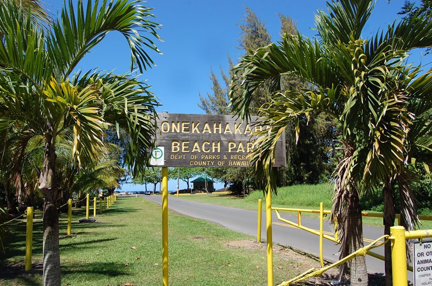 Onekahakaha Beach Park sign