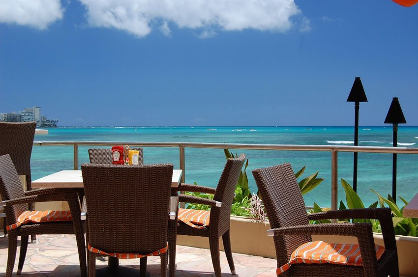 Oceanfront dining tables on Oahu