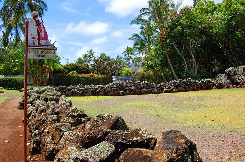 Holoholoku Heiau sign