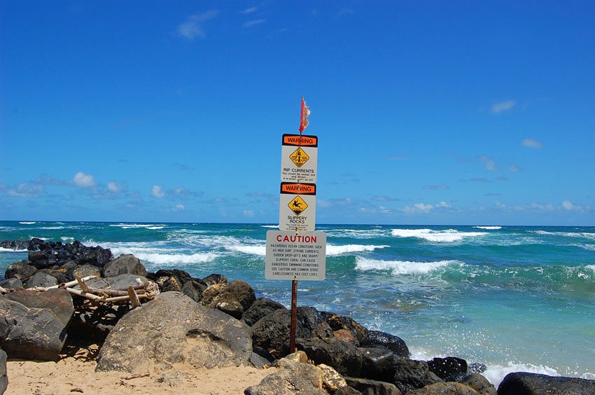 Strong currents behind rocks