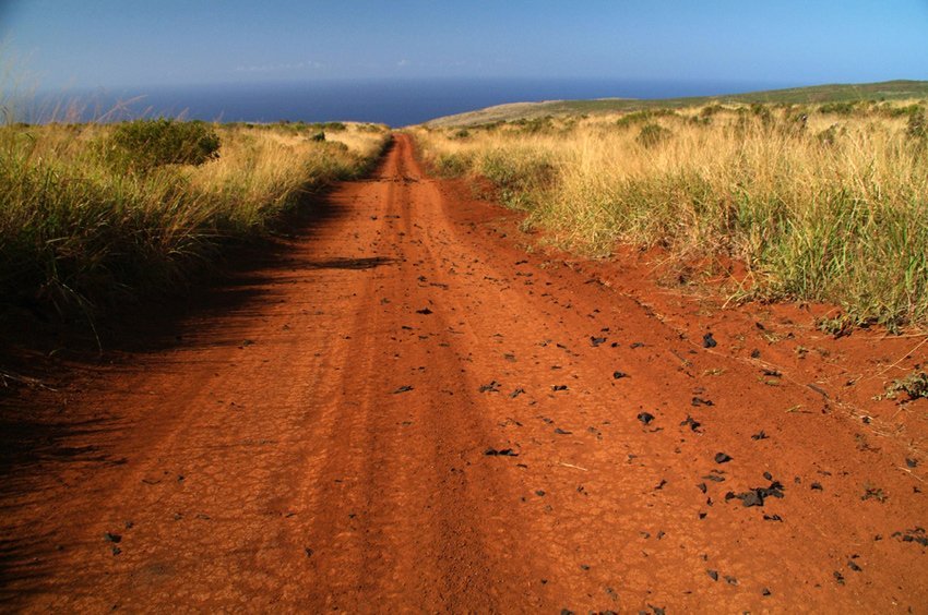 Red dirt road to Kahekili's Leap