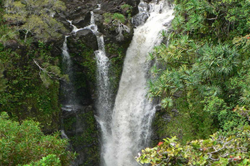 Top portion of Lower Puohokamoa Falls