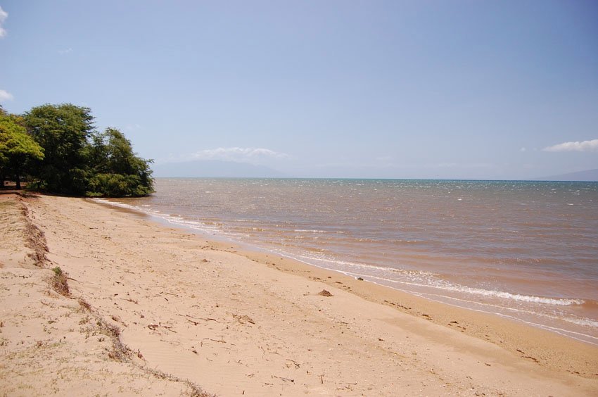 Kakahai'a Beach