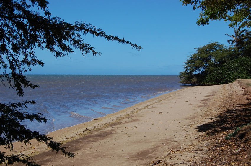 Narrow Molokai beach