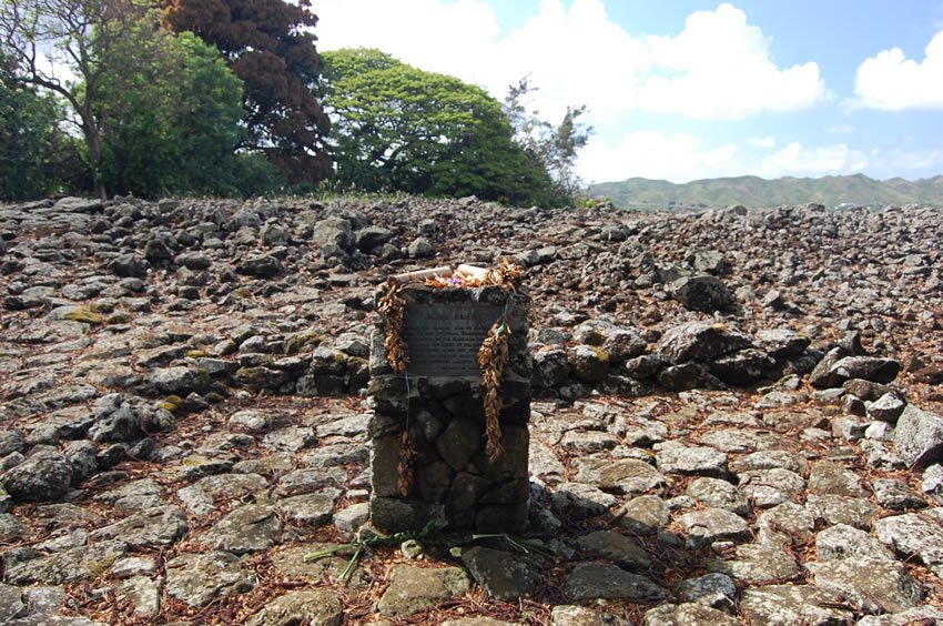 Offerings on the monument