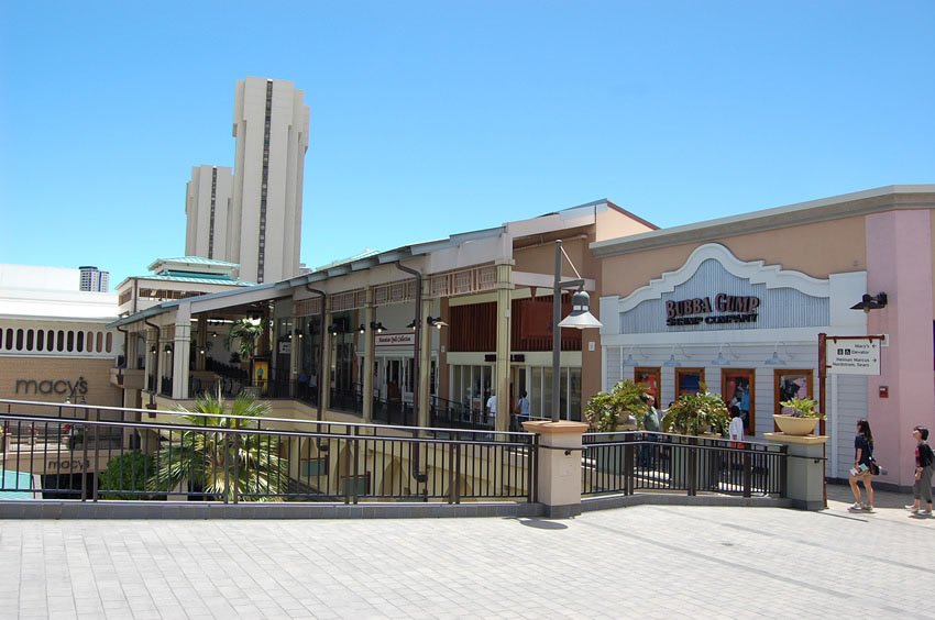 Stores and restaurants on Level 3