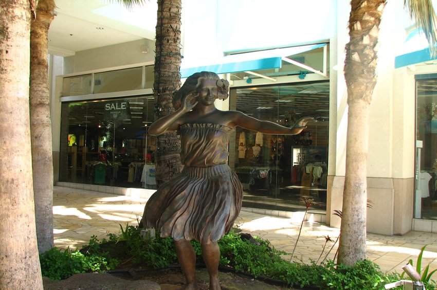 Welcoming hula statue at the entrance