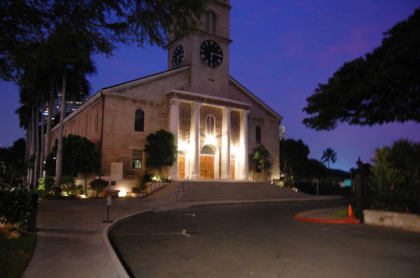 Kawaiahao Church at night