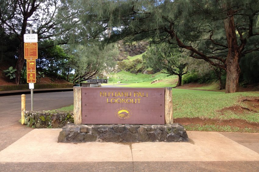 Nu'uanu Pali Lookout sign