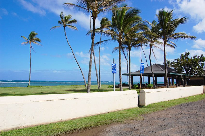 Hau'ula Beach parking area