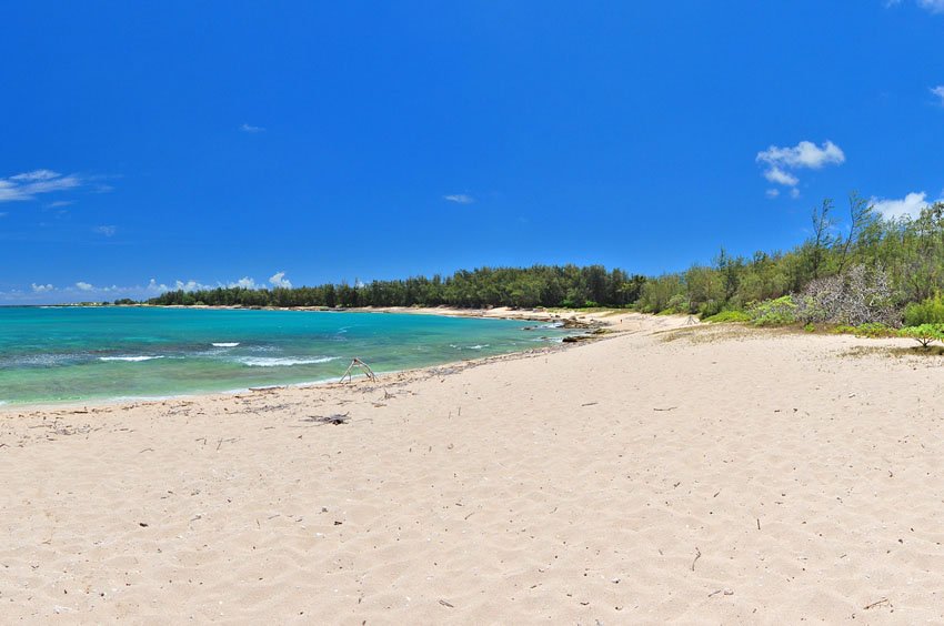 Long white sand beach on Oahu