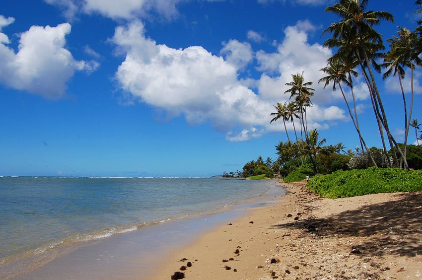 Narrow south shore Oahu beach