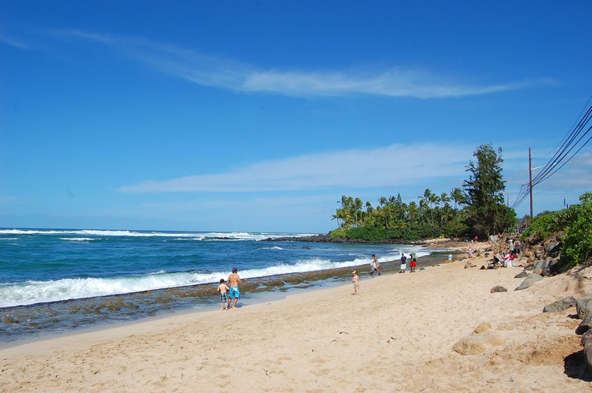 Narrow North Shore beach