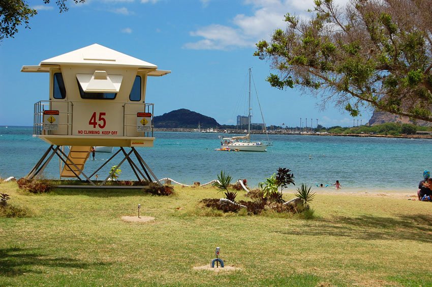 Lifeguard tower at Poka'i Bay