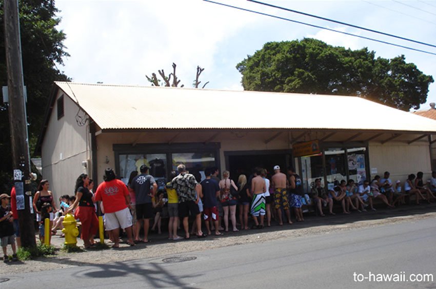 Popular Hale'iwa shave ice store