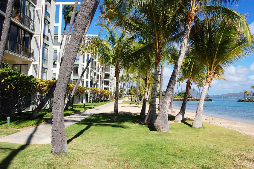 Oceanfront condos in Kahala