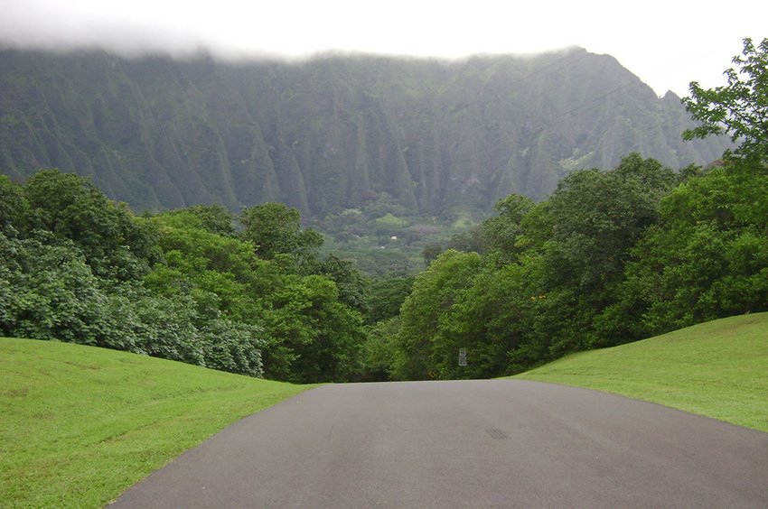 Road overlooking Ko'olau Mountains